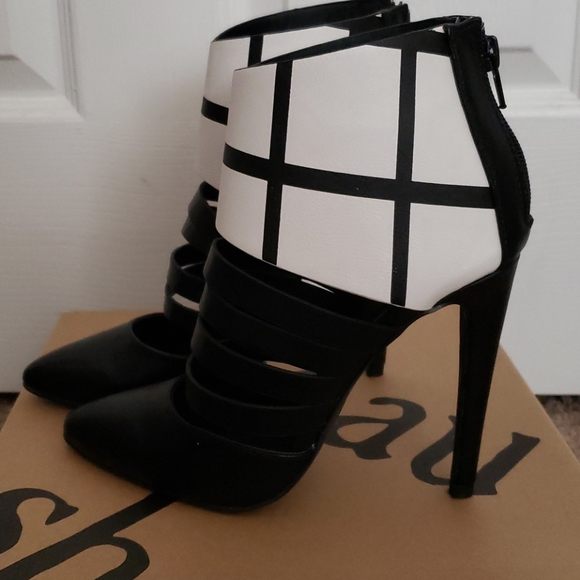 Heels - Picture 3 of 3